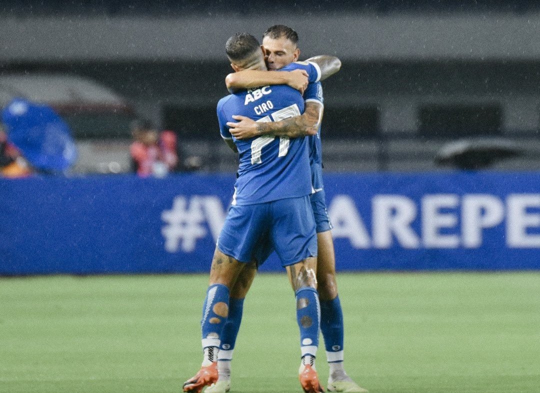 Penyerang Persib, Ciro Alves melakukan selebrasi bersama Tyronne Del Pino stelah berhasil membobol gawang Borneo FC, di Stadion Gelora Bandung Lautan Api, Jumat 22 November 2024. (Media Officer Persib)