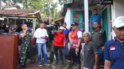 Tinjau Lokasi Banjir di Kabandungan, Pj Wali Kota Sukabumi Tegaskan Hal Ini