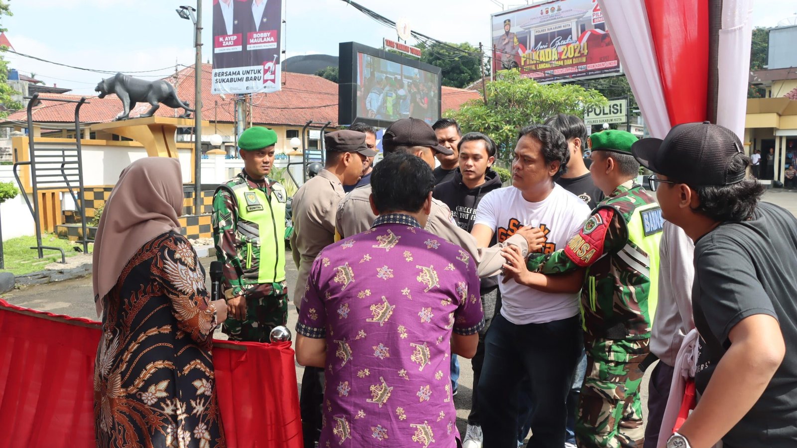 Personel gabungan saat simulasi pengamanan pemungutan dan penghitungan suara dalam pelaksanaan Pilkada yang digelar di halaman Mapolres Sukabumi Kota, pada Sabtu, 23 November 2024. Foto: Humas Polres Sukabumi Kota.