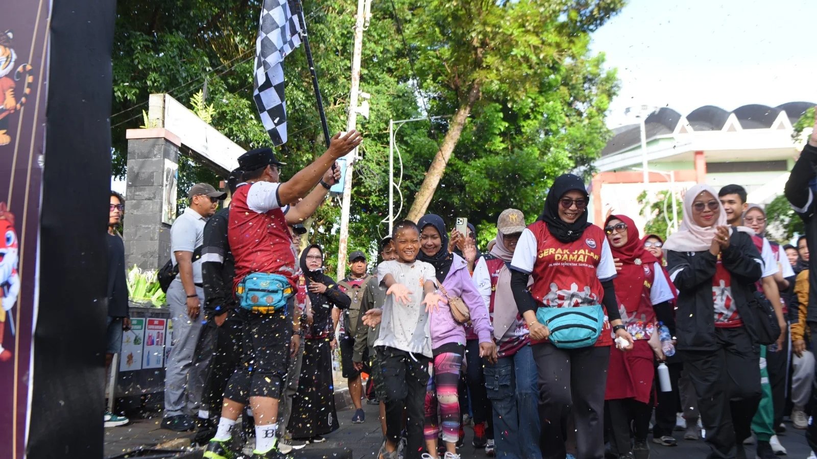 Pj Wali Kota Sukabumi, Kusmana Hartadji, saat melepas peserta yang mengikuti kegiatan gerak jalan damai Pilkada 2024 yang digagas oleh KPU di Lapang Merdeka, pada Sabtu, 23 November 2024. Foto: Dokpim Kota Sukabumi.