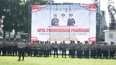 Polres Sukabumi Kota gelar Apel Pergeseran Pasukan Satgas Operasi Mantap Praja Lodaya 2024 dan personel pengamanan TPS yang berlangsung di Lapang Merdeka, pada Senin, 25 November 2024. Foto: Dokpim Kota Sukabumi.