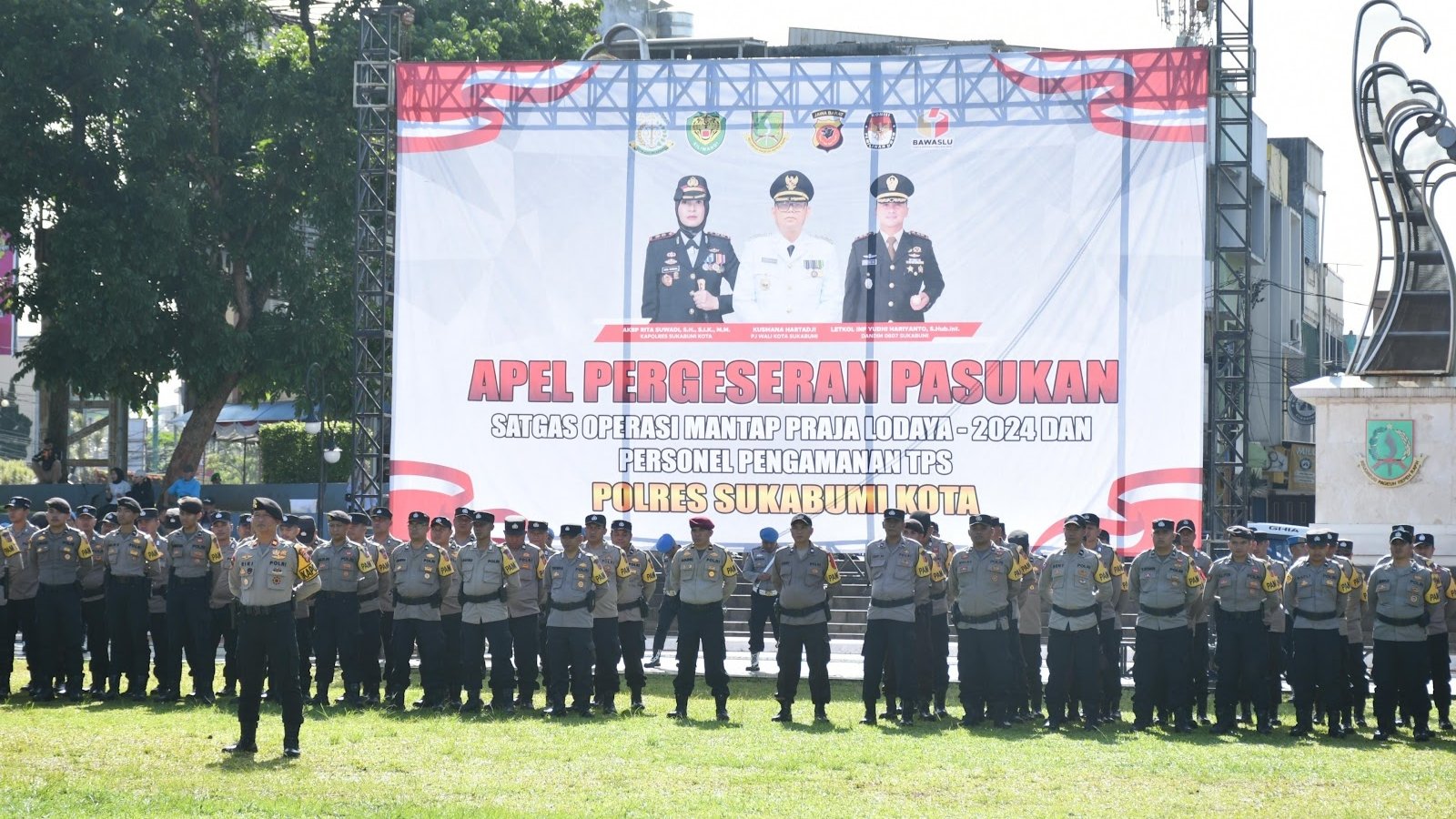 Polres Sukabumi Kota gelar Apel Pergeseran Pasukan Satgas Operasi Mantap Praja Lodaya 2024 dan personel pengamanan TPS yang berlangsung di Lapang Merdeka, pada Senin, 25 November 2024. Foto: Dokpim Kota Sukabumi.