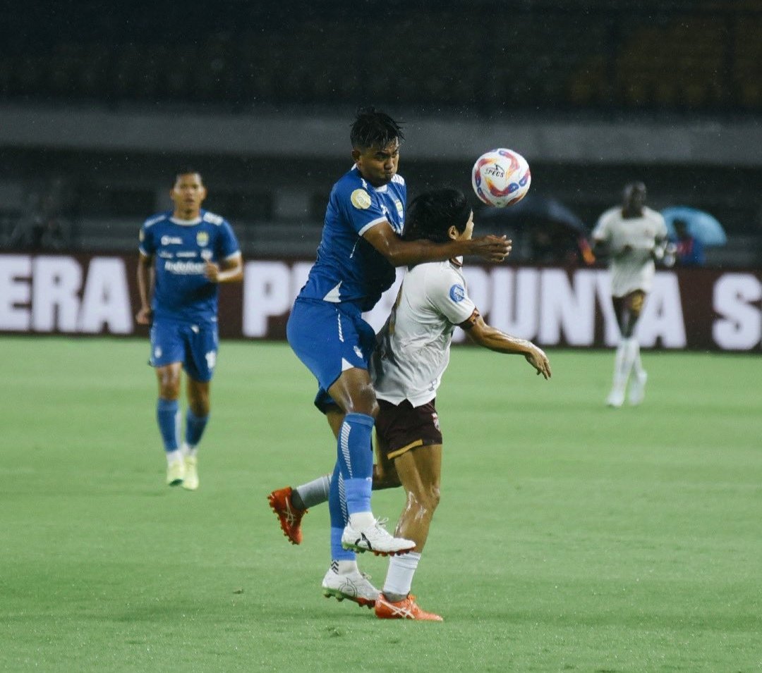 Bek Persib, Kakang Rudianto tengah berduel dengan pemain Borneo FC Samarinda, Kei Hirose, pada pertandingan yang berlangsung di Stadion Gelora Bandung Lautan Api, Jumat 22 November 2024. (Media Officer Persib)