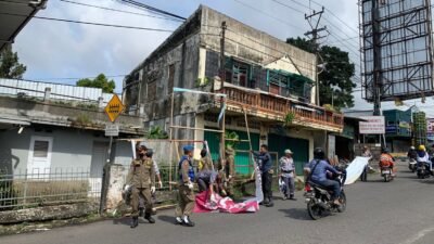 Petugas gabungan melakukan penertiban APK di ruas Jalan Otista, Kecamatan Citamiang, Kota Sukabumi. Foto: Istimewa.