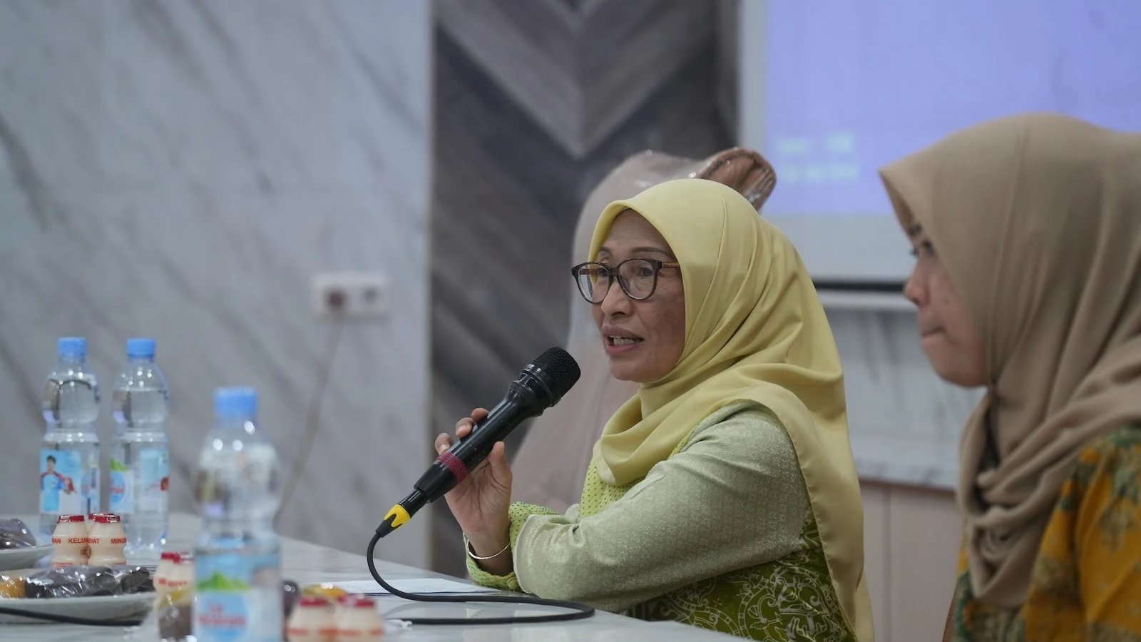 Pj Ketua TP PKK Kota Sukabumi, Diana Rahesti, saat menghadiri pelatihan keterampilan dasar kader posyandu tahun 2024 yang berlangsung di ruang pertemuan Dinkes, pada Kamis, 28 November 2024. Foto: Dokpim Kota Sukabumi.
