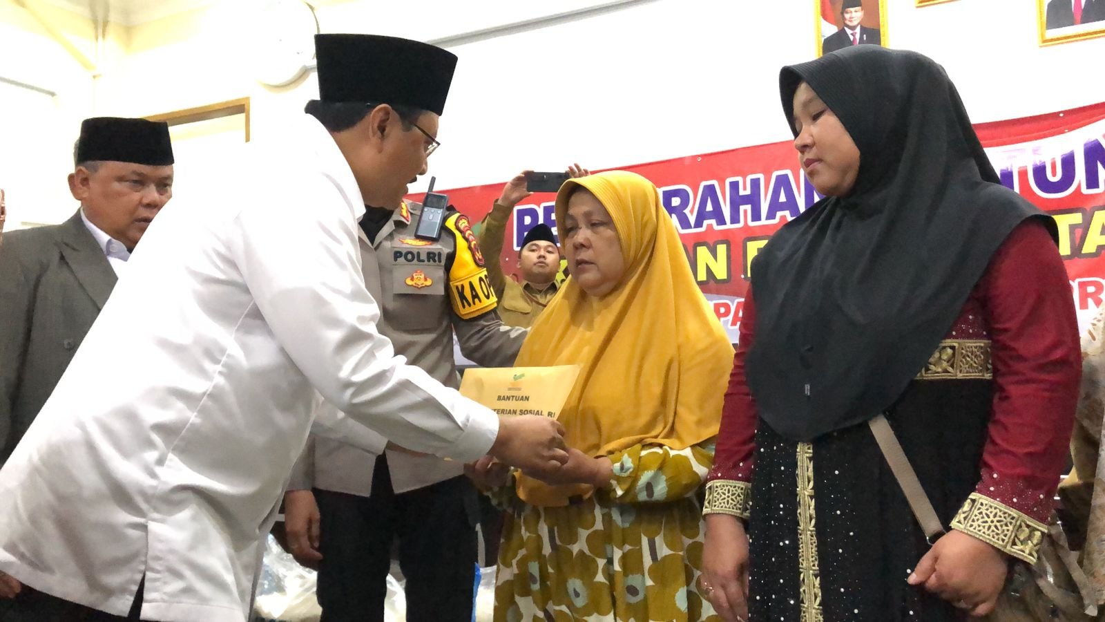 Menteri Sosial Saifullah Yusuf atau Gus Ipul menyalurkan santunan kepada keluarga santri Pondok Pesantren Yaspida yang menjadi korban pada Senin 18 November 2024. FOTO: H. Heryadie/HALOSMI