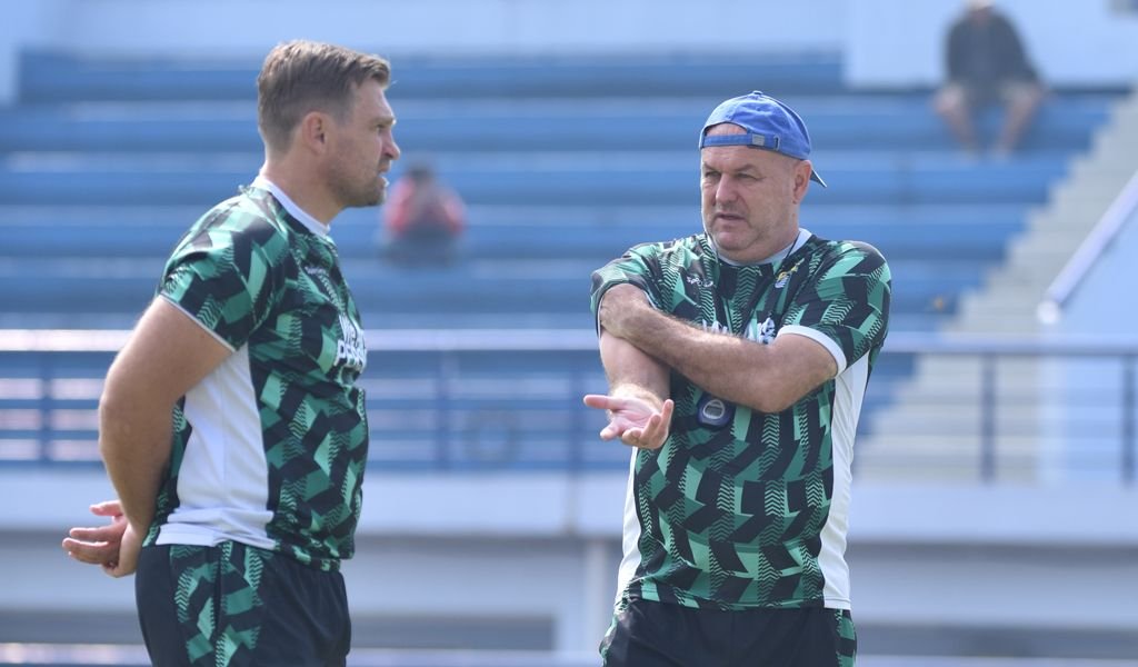 Pelatih Persib Bandung, Bojan Hodak tengah berdiskusi dengan asistennya, Igor Tolic. (Media Officer Persib)