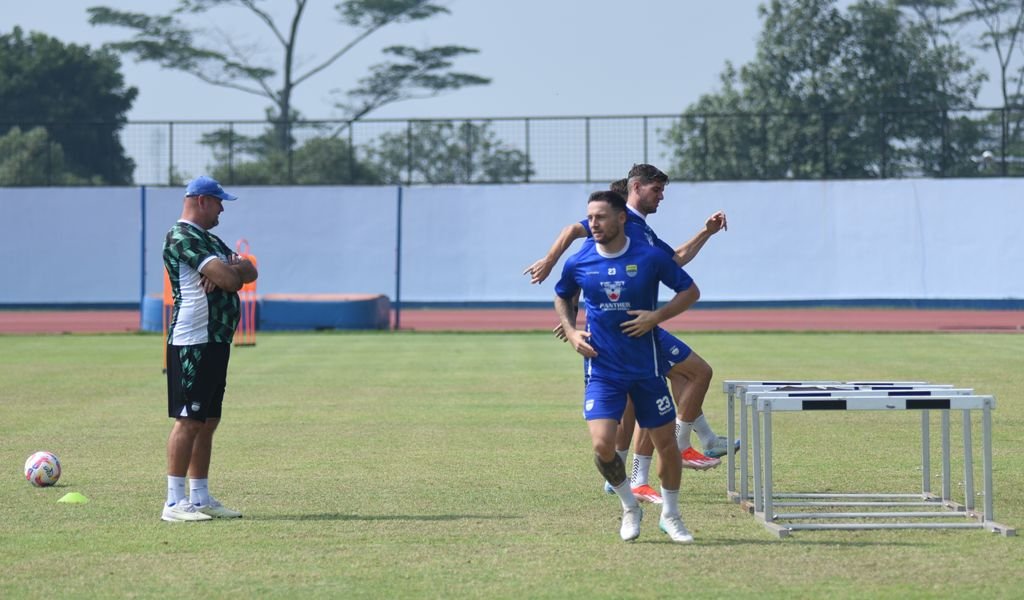 Bojan Hodak tengah memantau skuad Persib Bandung saat latihan. (Media Officer Persib)