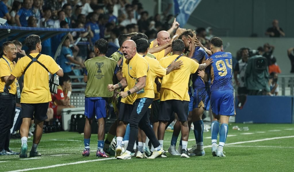 Skuad Persib Bandung rayakan kemenangan atas Lion City Sailors, di Stadion Jalan Besar, pada Kamis 7 November 2024. (Media Officer Persib)