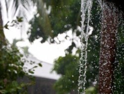 Yuk Cegah Teras Kalian dari Cipratan Air Hujan dengan Cara Ini!