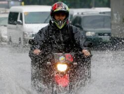 Tips Aman Berkendara saat Musim Hujan agar Selamat Sampai Tujuan!