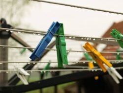 Hempas Bau Apek! Tips Mudah Mencuci Baju saat Musim Hujan
