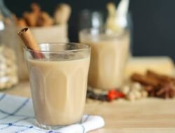 Dinginnya Musim Hujan Minum yang Anget-anget Enak Kali Ya?