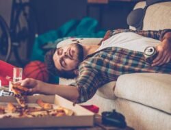 Simak, Cara Atasi Food Coma Anti Ngantuk Setelah Makan!