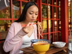 Ternyata Ini Penyebab Tiba-tiba Pilek saat Makan Pedas!