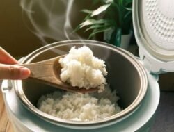 Cara Mudah Masak Nasi di Rice cooker agar Tidak Cepat Basi dan Mengerak