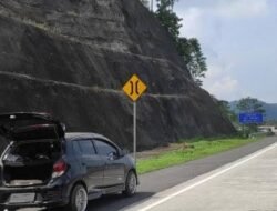Cara Aman Berhenti Darurat di Bahu Jalan Tol