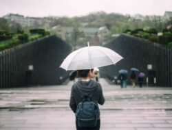 Tips Aman dan Nyaman Pergi Liburan saat Musim Hujan!