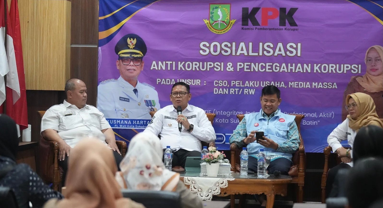 Pj Wali Kota Sukabumi, Kusmana Hartadji, saat memberi sambutan dalam sosialisasi anti korupsi yang berlangsung di Ruang Pertemuan Sekretariat Daerah, pada Rabu, 4 Desember 2024. Foto: Dokpim Kota Sukabumi.