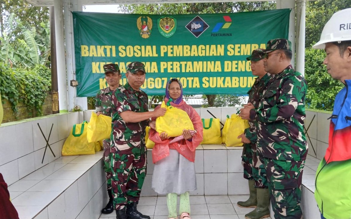 Kodim 0607/Kota Sukabumi membagikan sembako kepada petani penggarap lahan di Kampung Pangestu RT 36/08 Desa Titisan, Kecamatan Sukalarang, Kabupaten Sukabumi, pada Rabu, 4 Desember 2024. Foto: Pendim 0607 for HALOSMI.