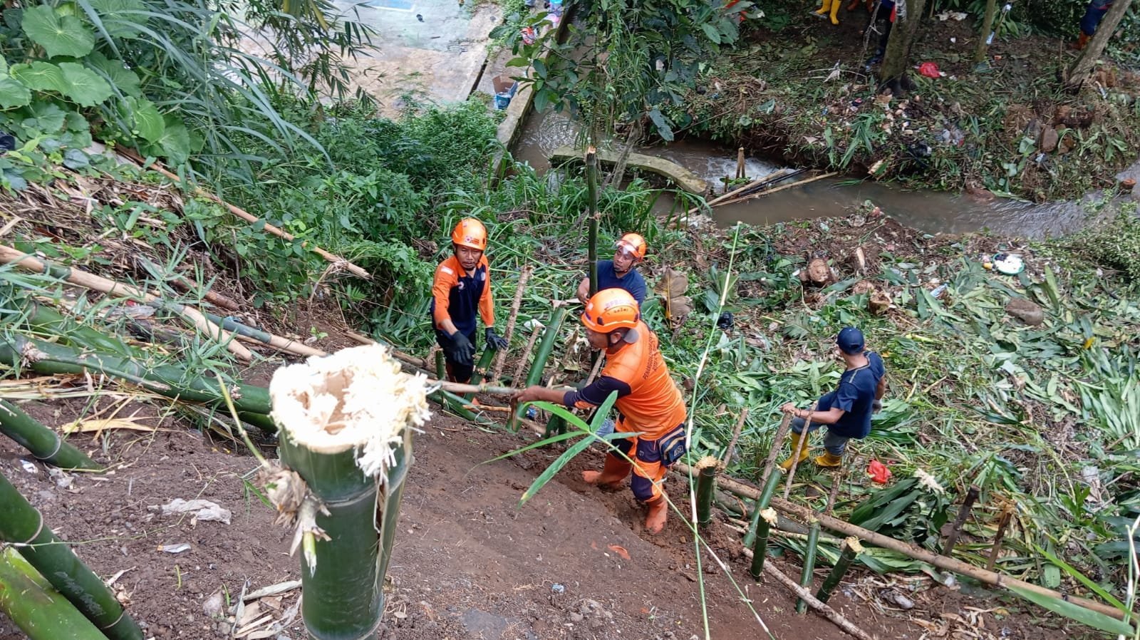 Petugas gabungan melakukan evakuasi material dampak longsor di Aminta Amali, Kelurahan Sriwedari, Kecamatan Gunungpuyuh, Kota Sukabumi, pada Sabtu, 7 Desember 2024. Foto: Pusdalops PB BPBD Kota Sukabumi for HALOSMI.