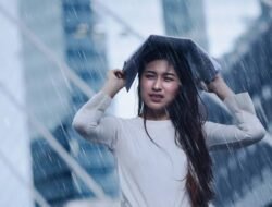Mitos Atau Fakta Kehujanan Bikin Tubuh Sakit?