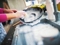 4 Cara Efektif Atasi Tangan Kasar Akibat Sering Cuci Piring