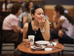 Siapa Bilang Kesepian? Ini Loh Kepribadian Orang yang suka Makan Sendirian!