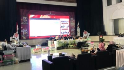 Rapat pleno terbuka untuk rekapitulasi hasil penghitungan perolehan suara Pemilihan Gubernur dan Wakil Gubernur Jawa Barat yang digelar di Gedung Juang 45 Kota Sukabumi, pada Rabu, 4 Desember 2024. Foto: Nuria Ariawan/HALOSMI.