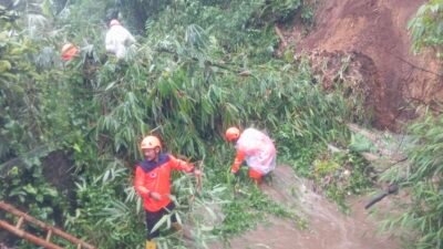 Petugas BPBD Kota Sukabumi saat melakukan penanganan dapuran bambu yang tergerus longsor di Kelurahan Cikondang, Kecamatan Citamiang, pada Rabu, 4 Desember 2024. Foto Pusdalops PB BPBD Kota Sukabumi for HALOSMI.
