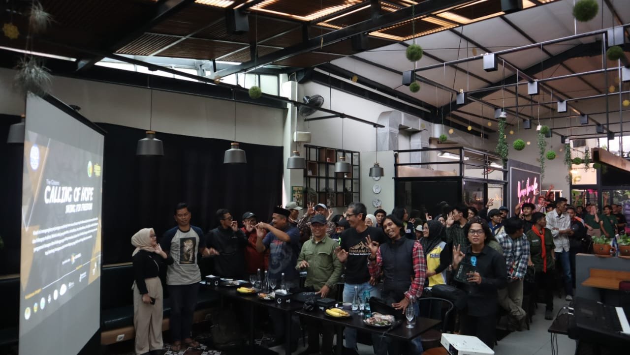 Yayasan Inisiasi Alam Rehabilitasi Indonesia (YIARI) dan Gibbonesia berkolaborasi bersama Journalist & Wildlife Filmmaker menyelenggarakan kegiatan Cinetalk “Cinema and Talkshow For Wildlife Conservation” yang menayangkan film dokumenter bertemakan satwa liar pada Sabtu 23 November 2024 lalu di Kota Sukabumi. FOTO: Istimewa