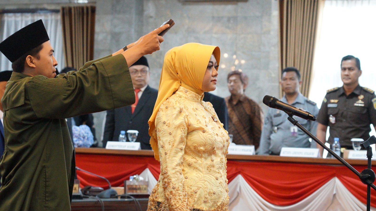 Feri Sri Astrina, saat dilantik sebagai Wakil Ketua II DPRD Kota Sukabumi dalam rapat paripurna di kantor DPRD, pada Selasa, 3 Desember 2024. Humas DPRD Kota Sukabumi for HALOSMI.