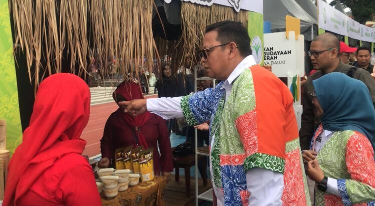 Pj Wali Kota Sukabumi, Kusmana Hartadji, saat meninjau salah satu tenant pegiat seni dan budaya di kawasan Lapang Merdeka, pada Sabtu, 14 Desember 2024. Foto: Nuria Ariawan/HALOSMI.