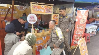 Petugas Satpol PP dan Damkar Kota Sukabumi memberikan himbauan kepada para PKL di Jalan Masjid terkait penertiban, pada Jumat, 27 Desember 2024. Foto: Nuria Ariawan/HALOSMI.