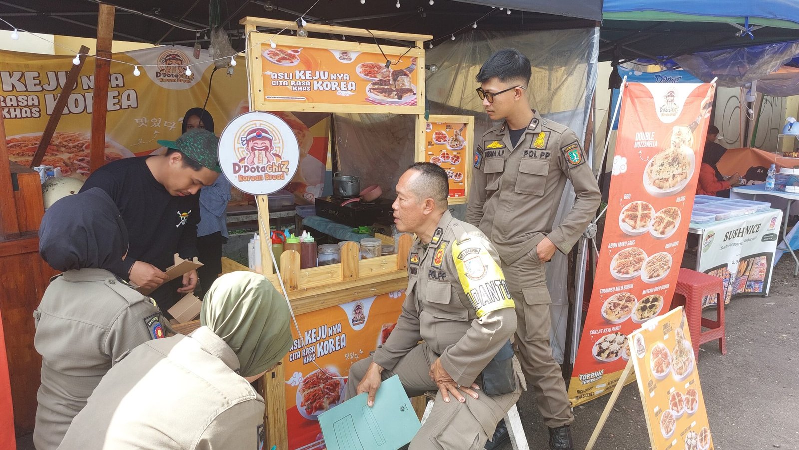Petugas Satpol PP dan Damkar Kota Sukabumi memberikan himbauan kepada para PKL di Jalan Masjid terkait penertiban, pada Jumat, 27 Desember 2024. Foto: Nuria Ariawan/HALOSMI.