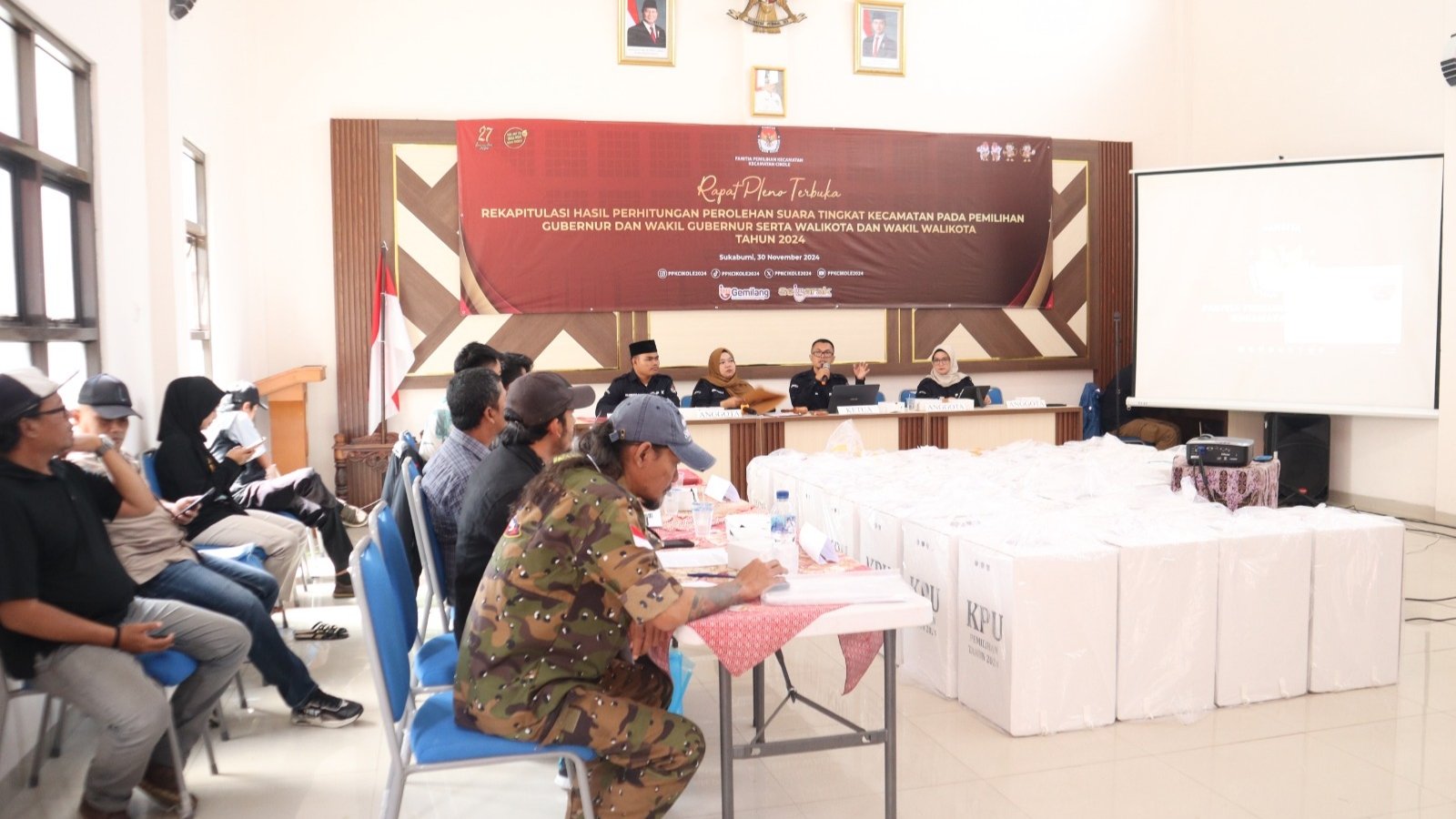 Rapat pleno terbuka rekapitulasi hasil penghitungan perolehan suara tingkat kecamatan pada Pilkada Kota Sukabumi 2024. Foto: Humas KPU Kota Sukabumi for HALOSMI.