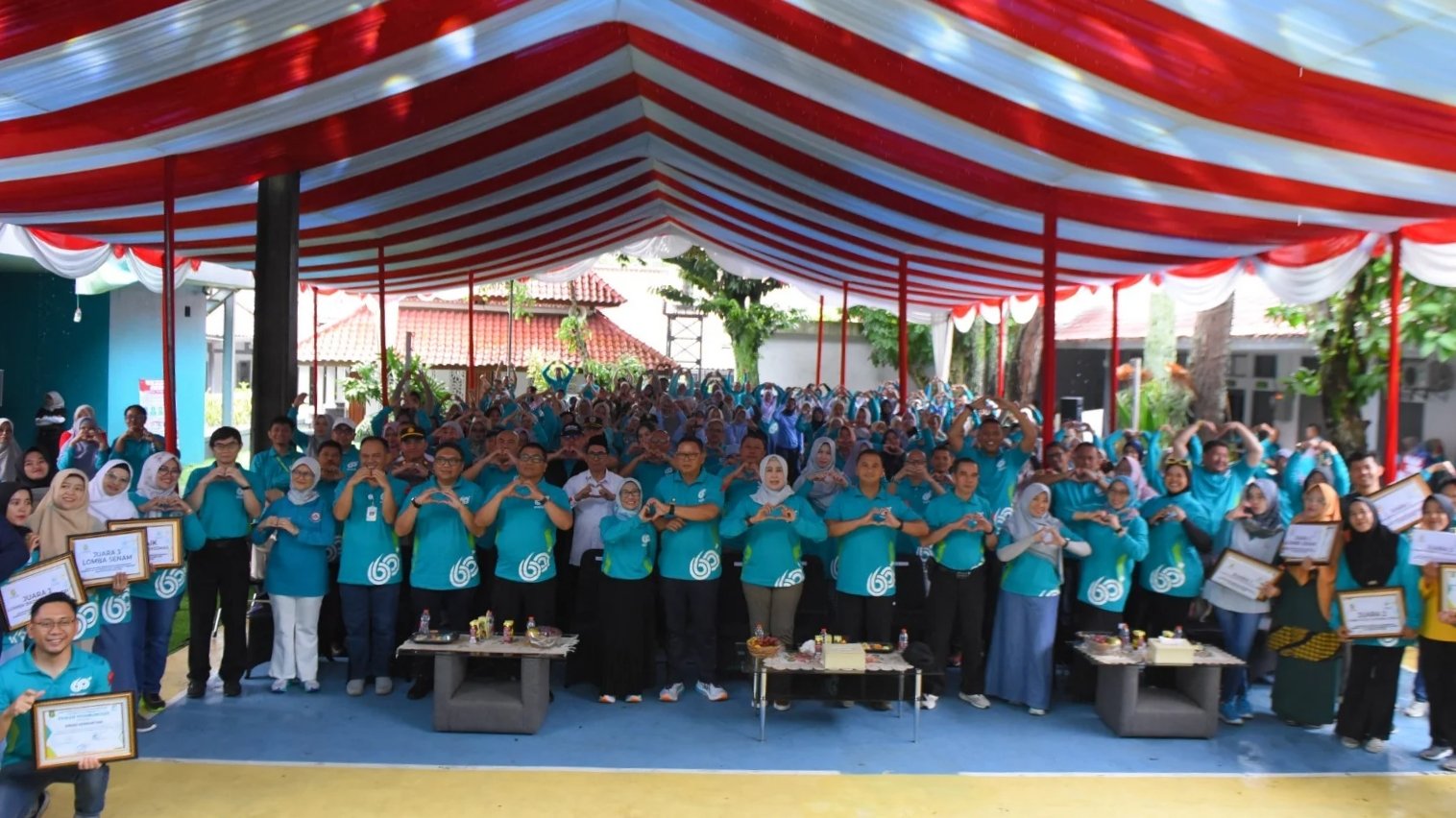 Pemkot Sukabumi menggelar puncak peringatan HKN ke-60 yang berlangsung di halaman kantor Dinkes, pada Selasa, 3 Desember 2024. Foto: Dokpim Kota Sukabumi.