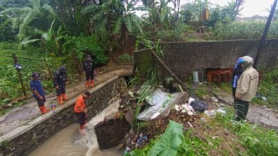 Petugas BPBD Kota Sukabumi saat melakukan asesmen TPT ambruk di Jalan Surabaya RT 02/10 Kelurahan Babakan, Kecamatan Cibeureum, Kota Sukabumi, pada Selasa, 3 Desember 2024. Foto: Pusdalops PB BPBD Kota Sukabumi for HALOSMI.