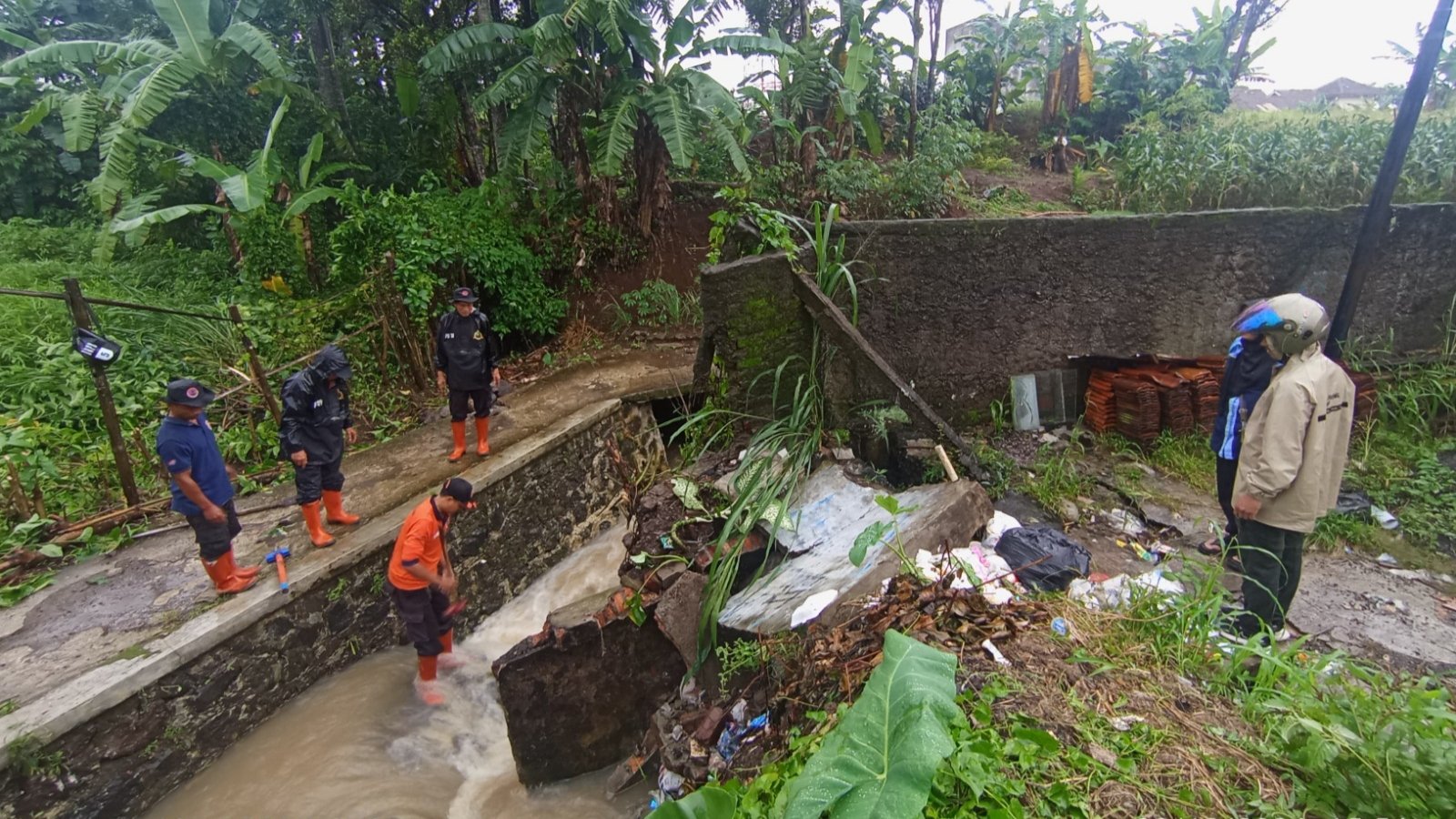 Petugas BPBD Kota Sukabumi saat melakukan asesmen TPT ambruk di Jalan Surabaya RT 02/10 Kelurahan Babakan, Kecamatan Cibeureum, Kota Sukabumi, pada Selasa, 3 Desember 2024. Foto: Pusdalops PB BPBD Kota Sukabumi for HALOSMI.