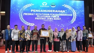 Pj Wali Kota Sukabumi, Kusmana Hartadji, menerima penganugerahan kepatuhan penyelenggaraan pelayanan publik dari Ombudsman di Grand Sunshine Resort and Convention, Bandung. Foto: Dokpim Kota Sukabumi.