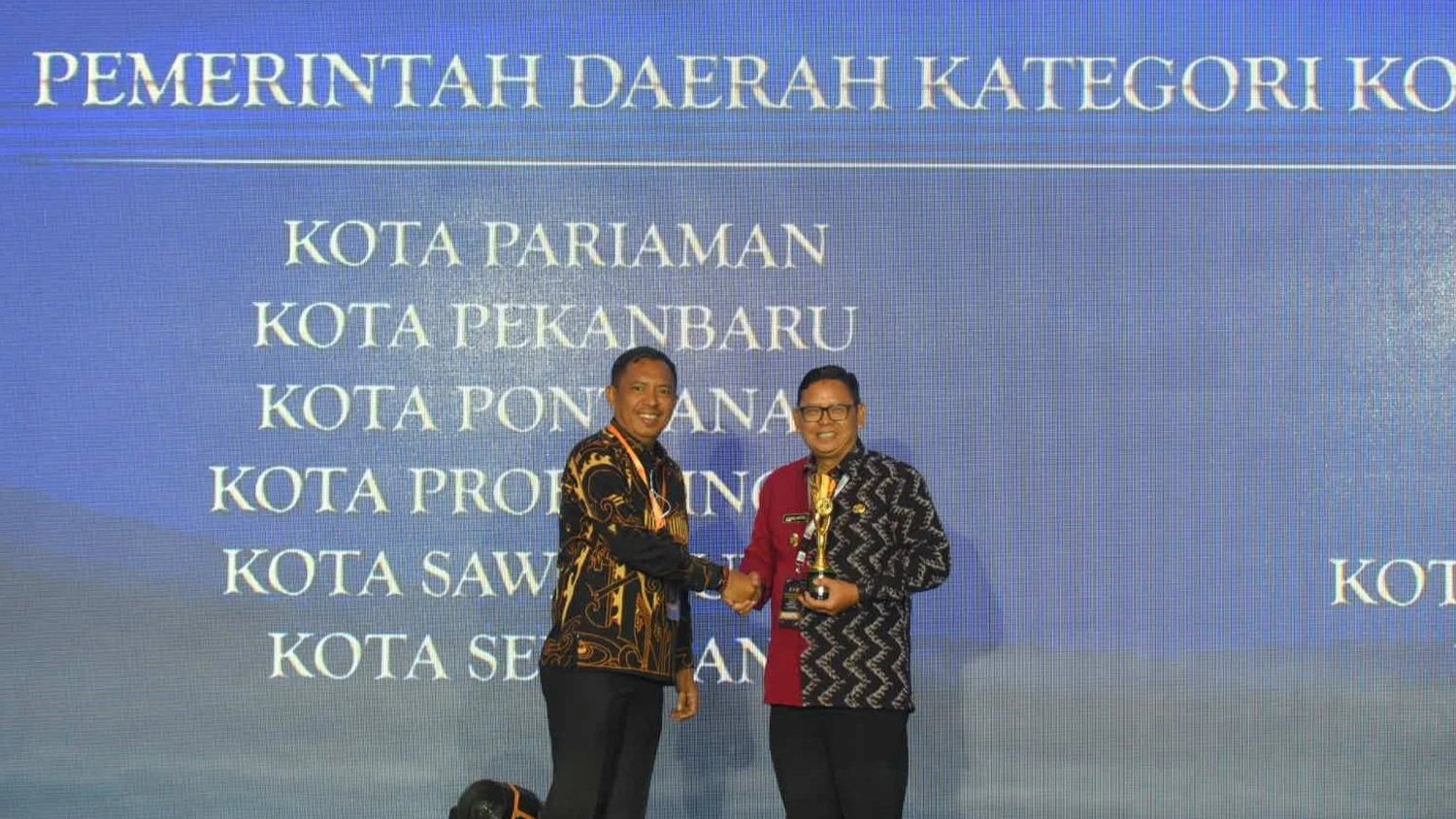 Pj Wali Kota Sukabumi, Kusmana Hartadji, menerima penghargaan kota sangat inovatif di ajang IGA 2024. Foto: Dokpim Kota Sukabumi.