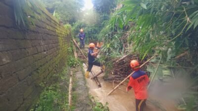 Longsoran Sumbat Aliran Sungai di Cibeureum Sukabumi, BPBD Terjunkan Personel