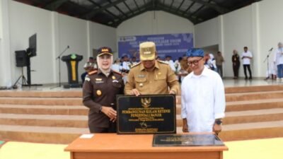 Pj Wali Kota Sukabumi Kusmana Hartadji, melaunching kawasan kumuh tematik wisata (tawa kita) sukuraga di Kelurahan Sukakarya, pada Senin, 9 Desember 2024. Foto: Istimewa.