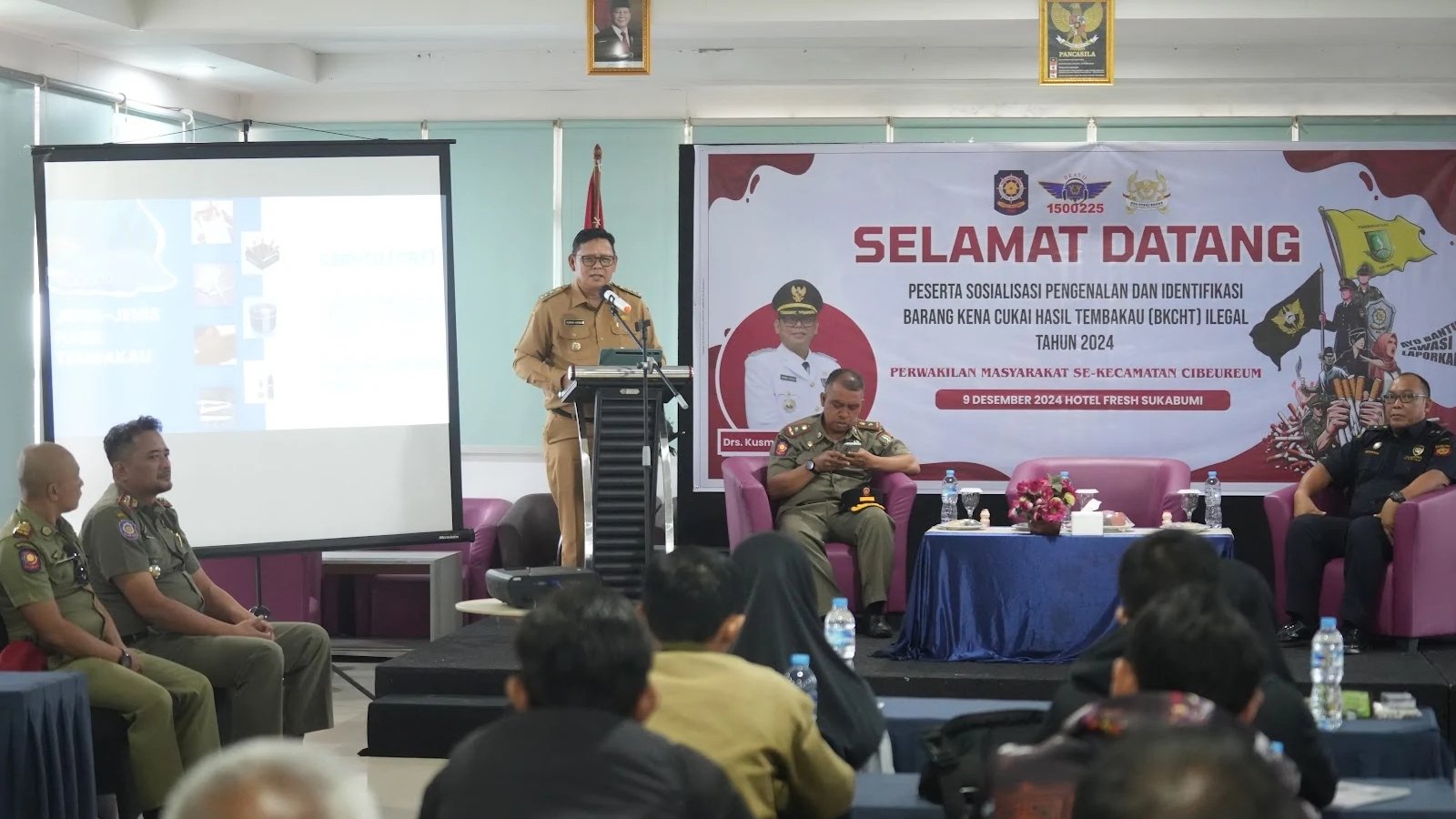 Pj Wali Kota Sukabumi, Kusmana Hartadji, menghadiri sosialisasi pengenalan dan identifikasi BKCHT ilegal, di salah satu hotel di Jalan Bhayangkara, pada Senin, 9 Desember 2024. Foto: Nuria Ariawan/HALOSMI.