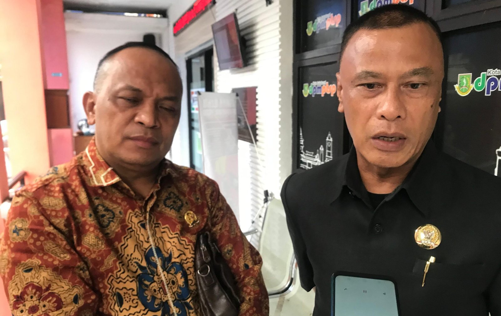 Ketua Komisi II DPRD Kota Sukabumi dari Fraksi PPP, Muchendra kanan, didampingi Anggota Komisi II DPRD dari Fraksi Partai NasDem, Sahat Simangunsong. Foto: Nuria Ariawan/HALOSMI.