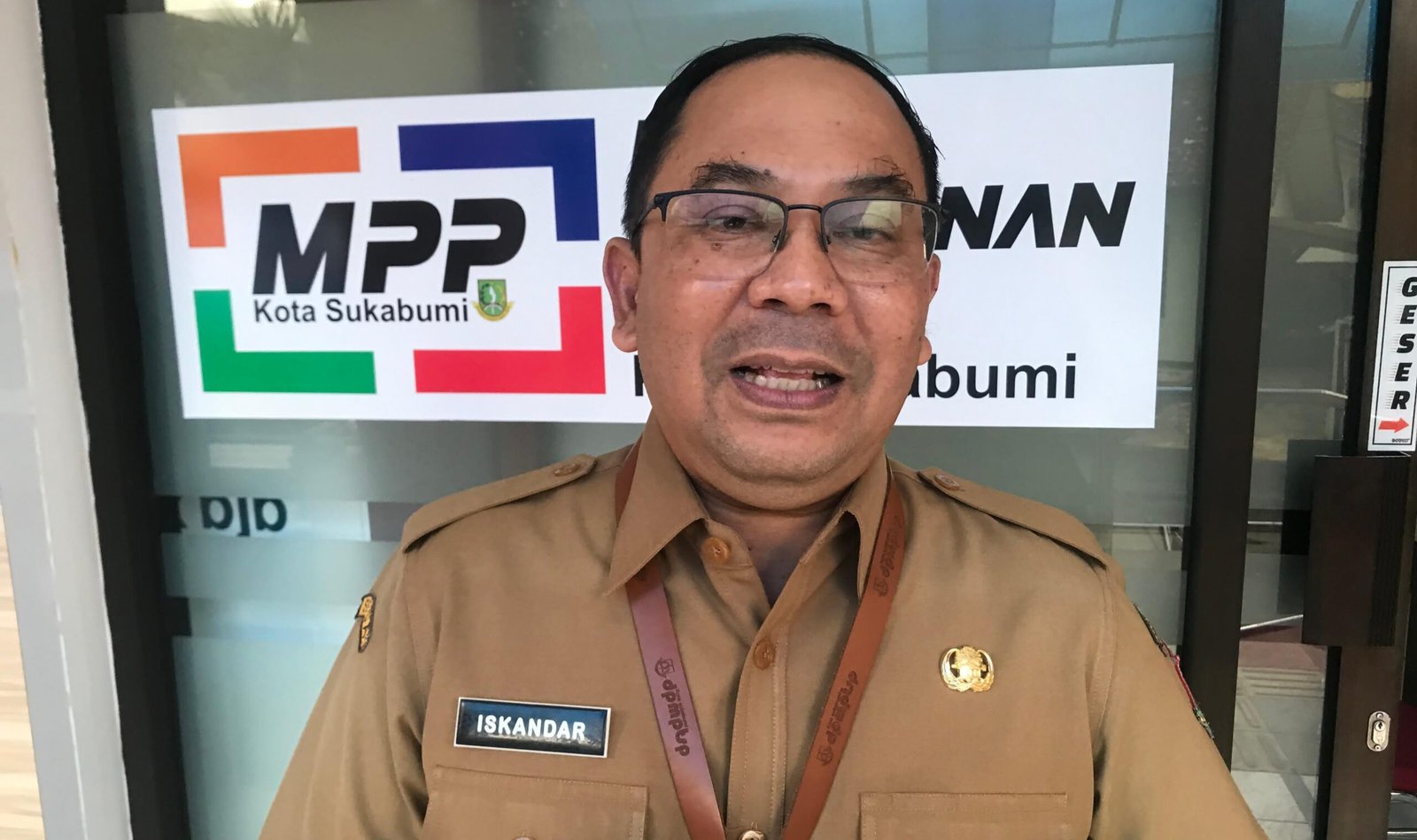 Kepala DPMPTSP Kota Sukabumi, Iskandar Ihfan, usai menerima kunker dari Komisi II DPRD, pada Senin, 9 Desember 2024. Foto: Nuria Ariawan/HALOSMI.
