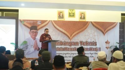 Pj Wali Kota Sukabumi, Kusmana Hartadji, saat memberikan sambutan dalam bimtek Tata Kelola Memakmurkan Masjid yang digelar di salah satu hotel di Jalan Selabintana, pada Selasa, 10 Desember 2024. Foto: Dokpim Kota Sukabumi.