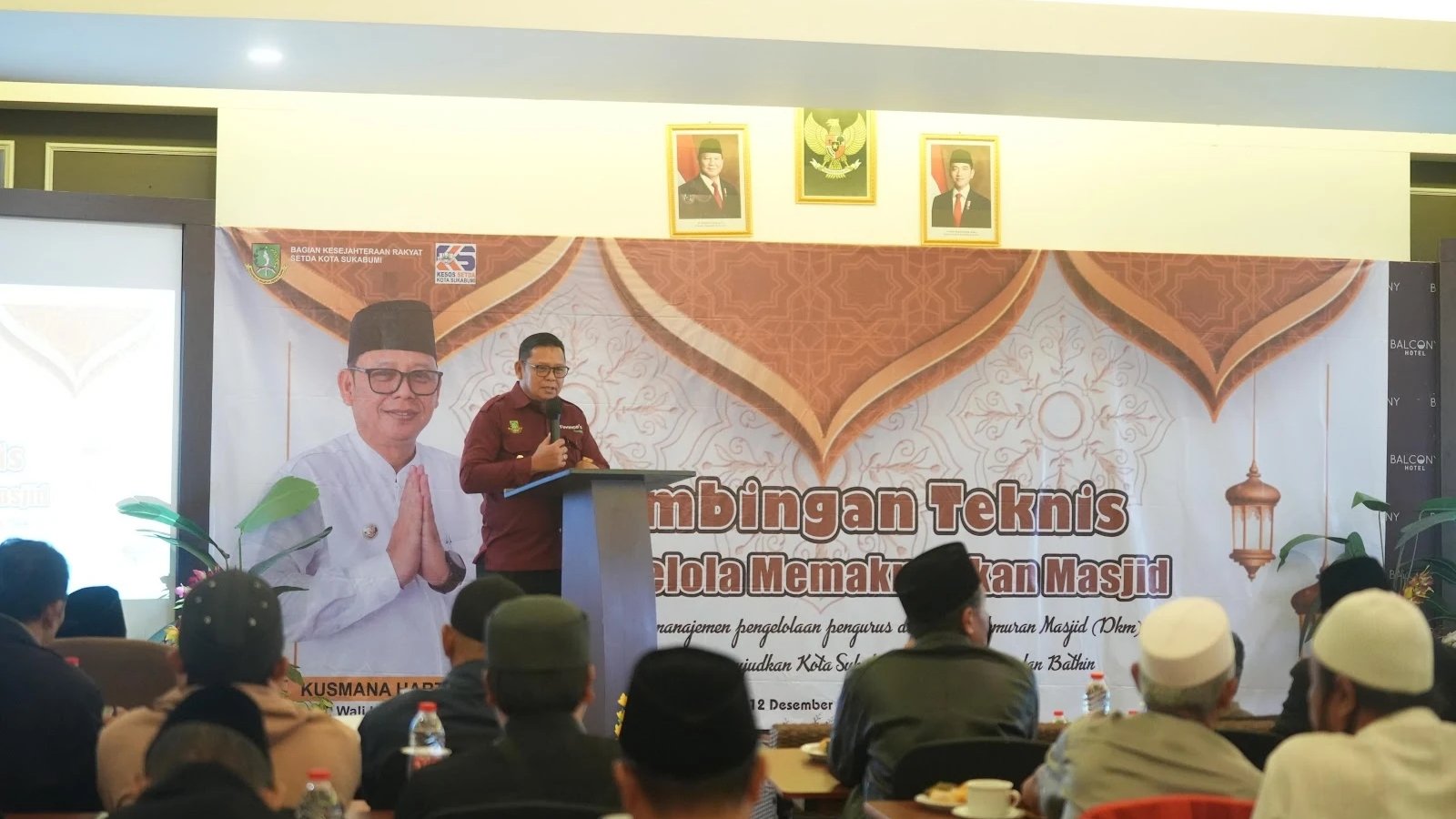 Pj Wali Kota Sukabumi, Kusmana Hartadji, saat memberikan sambutan dalam bimtek Tata Kelola Memakmurkan Masjid yang digelar di salah satu hotel di Jalan Selabintana, pada Selasa, 10 Desember 2024. Foto: Dokpim Kota Sukabumi.