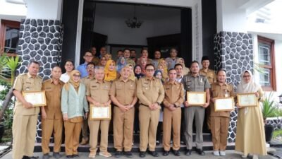 Sejumlah perangkat daerah yang meraih penghargaan dalam anugerah pengelolaan pengaduan SP4N-Lapor. Foto: Istimewa.
