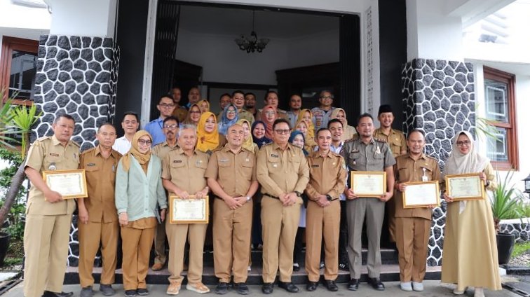 Sejumlah perangkat daerah yang meraih penghargaan dalam anugerah pengelolaan pengaduan SP4N-Lapor. Foto: Istimewa.